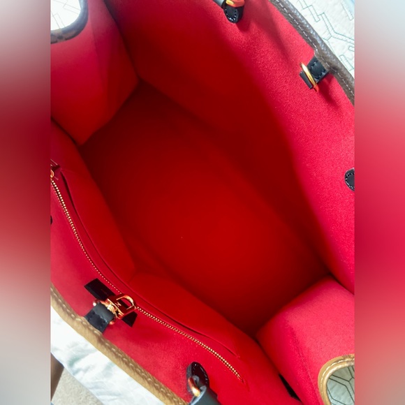 Louis Vuitton OnTheGo GM Monogram Tote in Pristine, Like New Condition - Picture 6 of 11